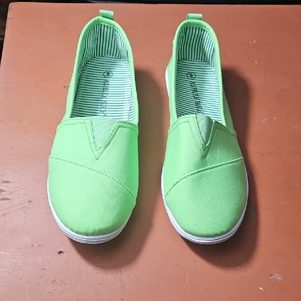 Ashley Blue, Size 9, Green Slip-ons